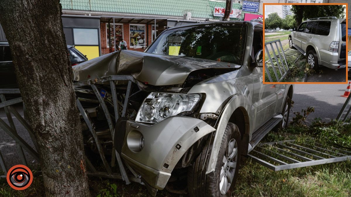 У Дніпрі на Робочій Mitsubishi вилетів у дерево та зніс паркан: водій у лікарні