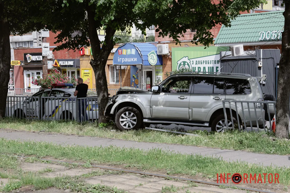 У Дніпрі на Робочій Mitsubishi вилетів у дерево та зніс паркан: водій у лікарні 15