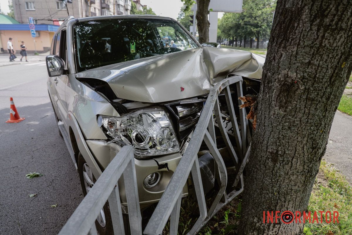У Дніпрі на Робочій Mitsubishi вилетів у дерево та зніс паркан: водій у лікарні 13