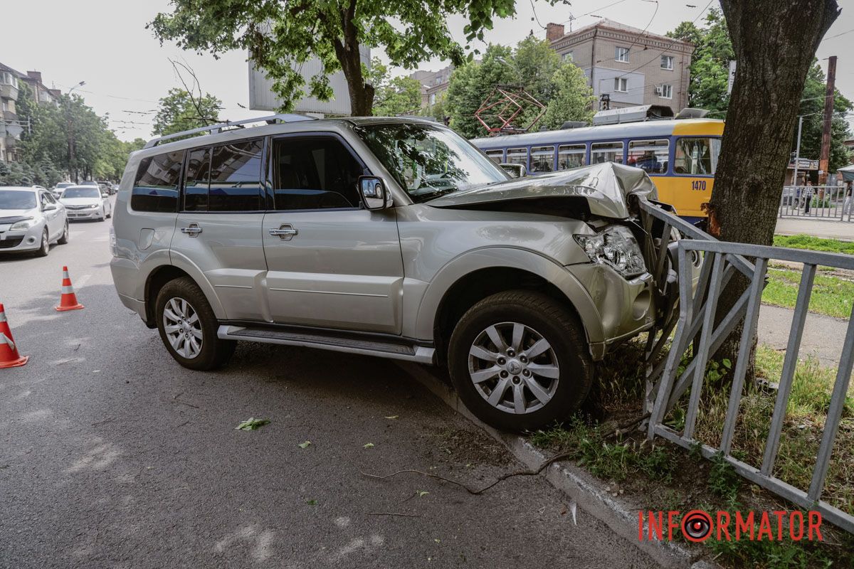 У Дніпрі на Робочій Mitsubishi вилетів у дерево та зніс паркан: водій у лікарні 12