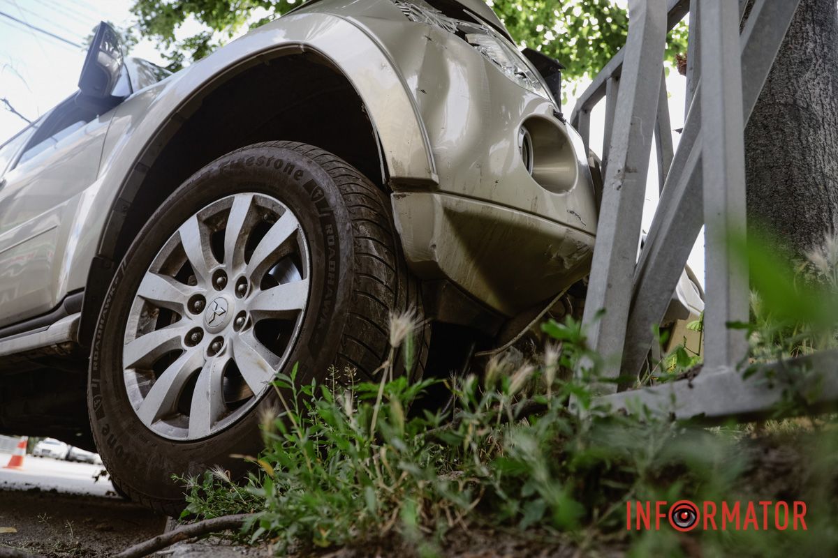 У Дніпрі на Робочій Mitsubishi вилетів у дерево та зніс паркан: водій у лікарні 11