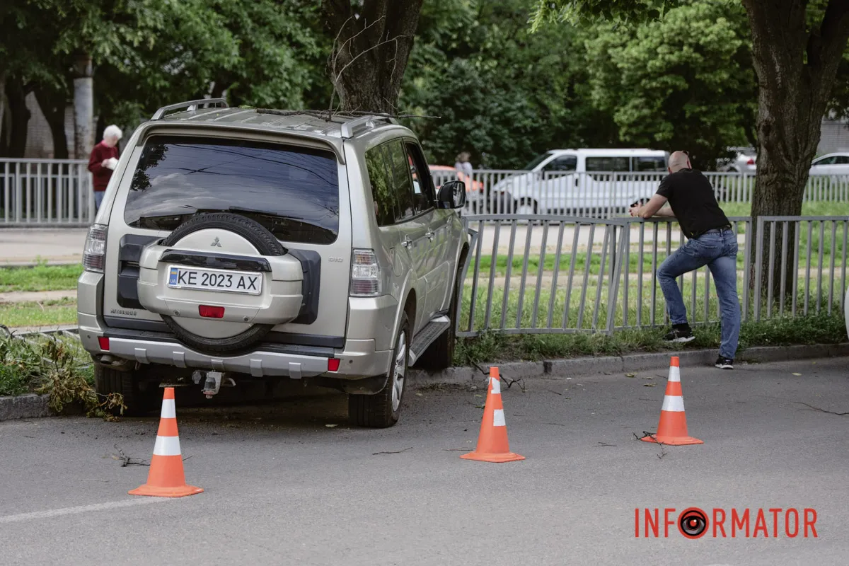 У Дніпрі на Робочій Mitsubishi вилетів у дерево та зніс паркан: водій у лікарні 4
