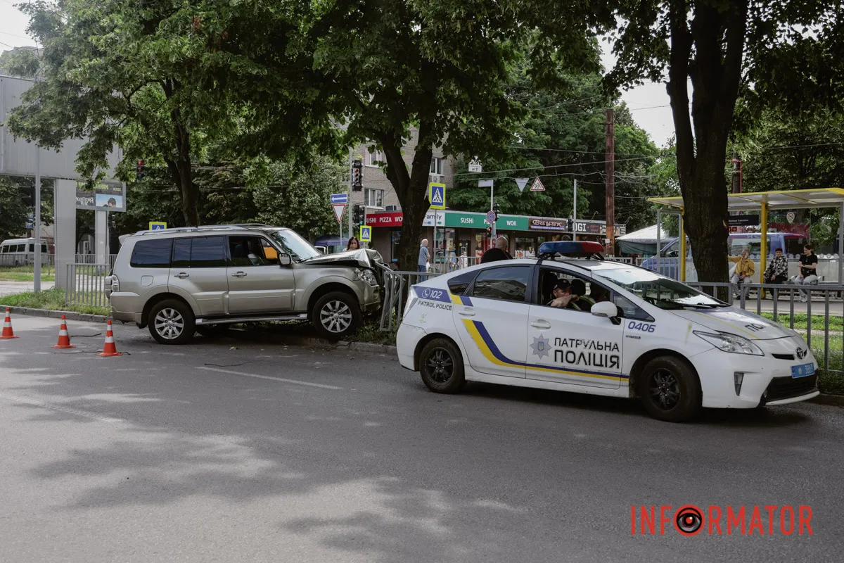 У Дніпрі на Робочій Mitsubishi вилетів у дерево та зніс паркан: водій у лікарні 3