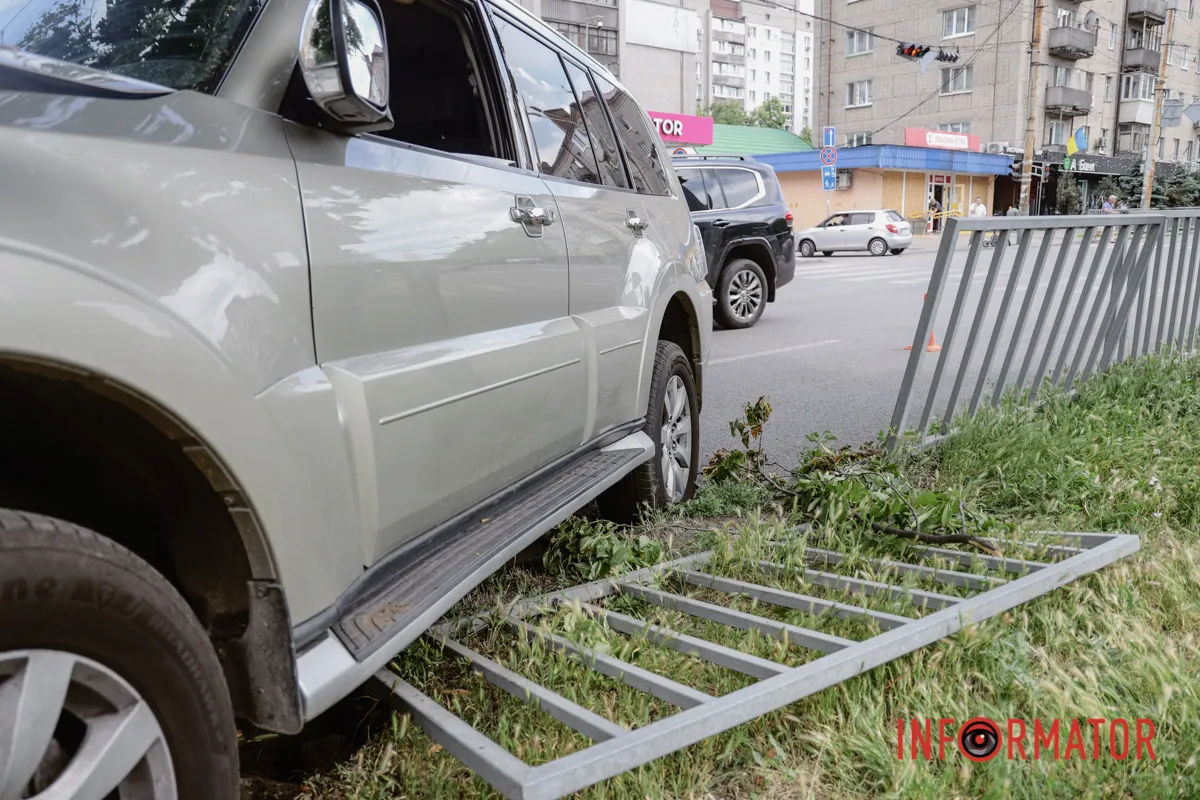 У Дніпрі на Робочій Mitsubishi вилетів у дерево та зніс паркан: водій у лікарні 1