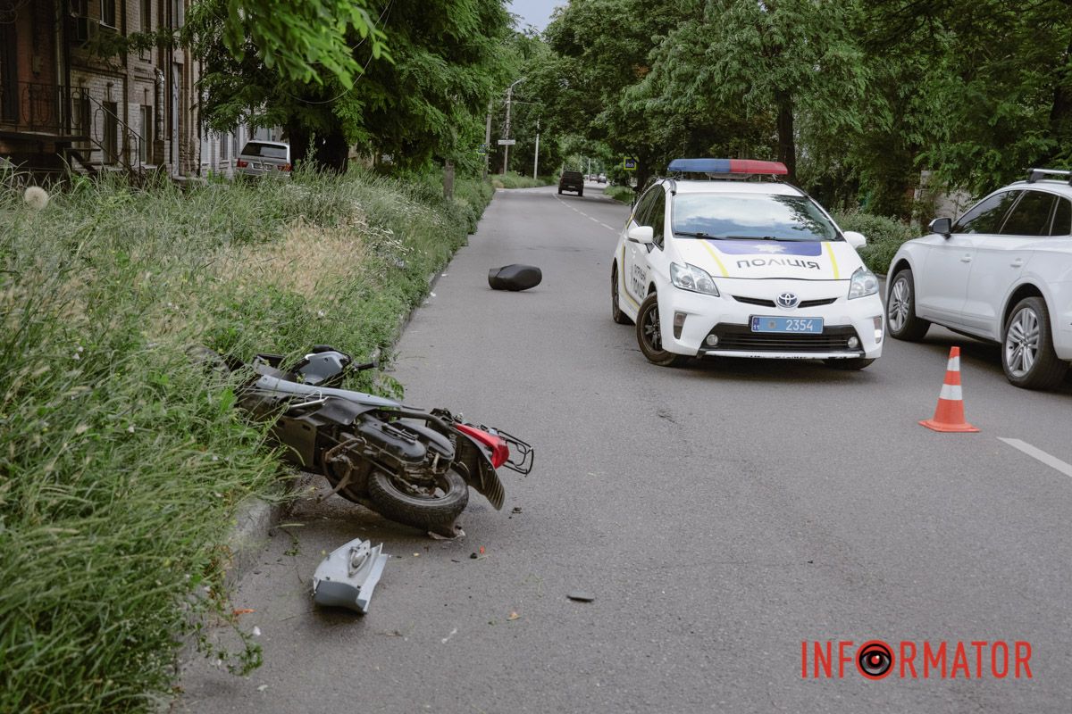 У Дніпрі на Січових Стрільців Volkswagen зіткнувся з мопедом: водія двоколісного госпіталізували 13