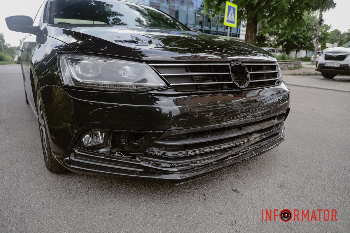 У Дніпрі на Січових Стрільців Volkswagen зіткнувся з мопедом: водія двоколісного госпіталізували 10