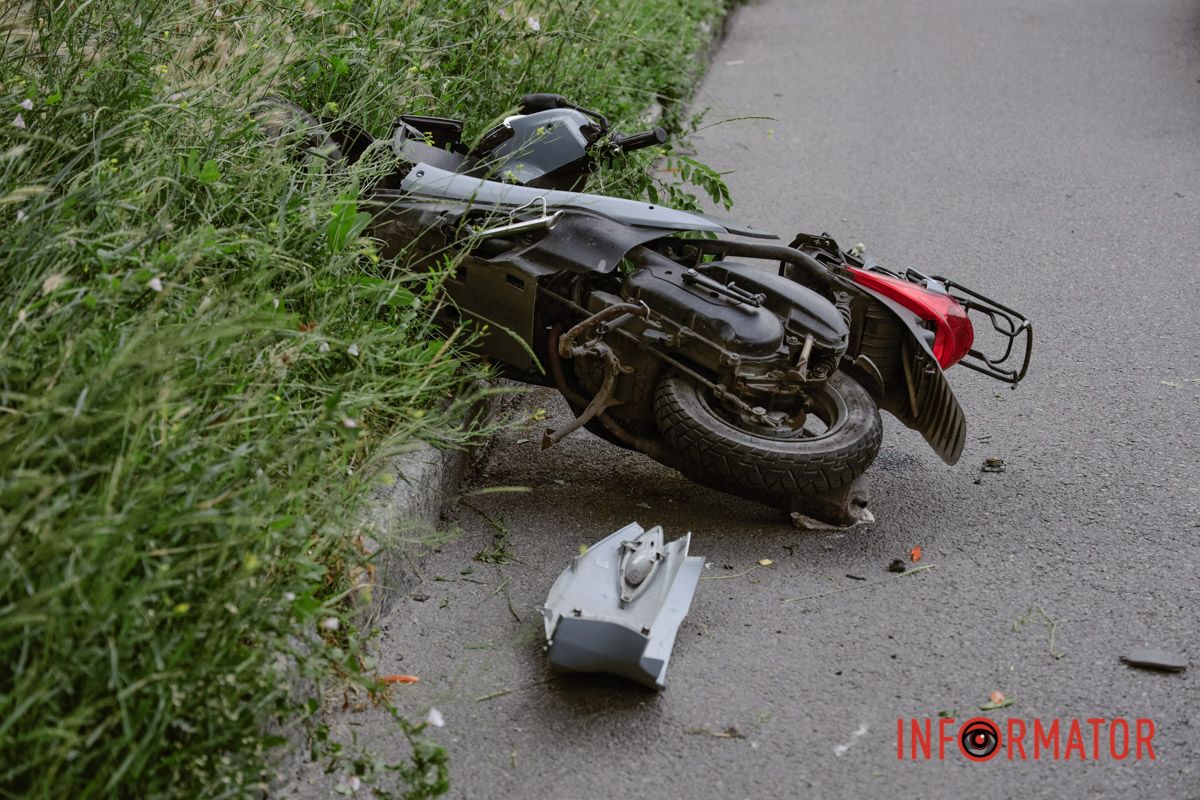 У Дніпрі на Січових Стрільців Volkswagen зіткнувся з мопедом: водія двоколісного госпіталізували 9