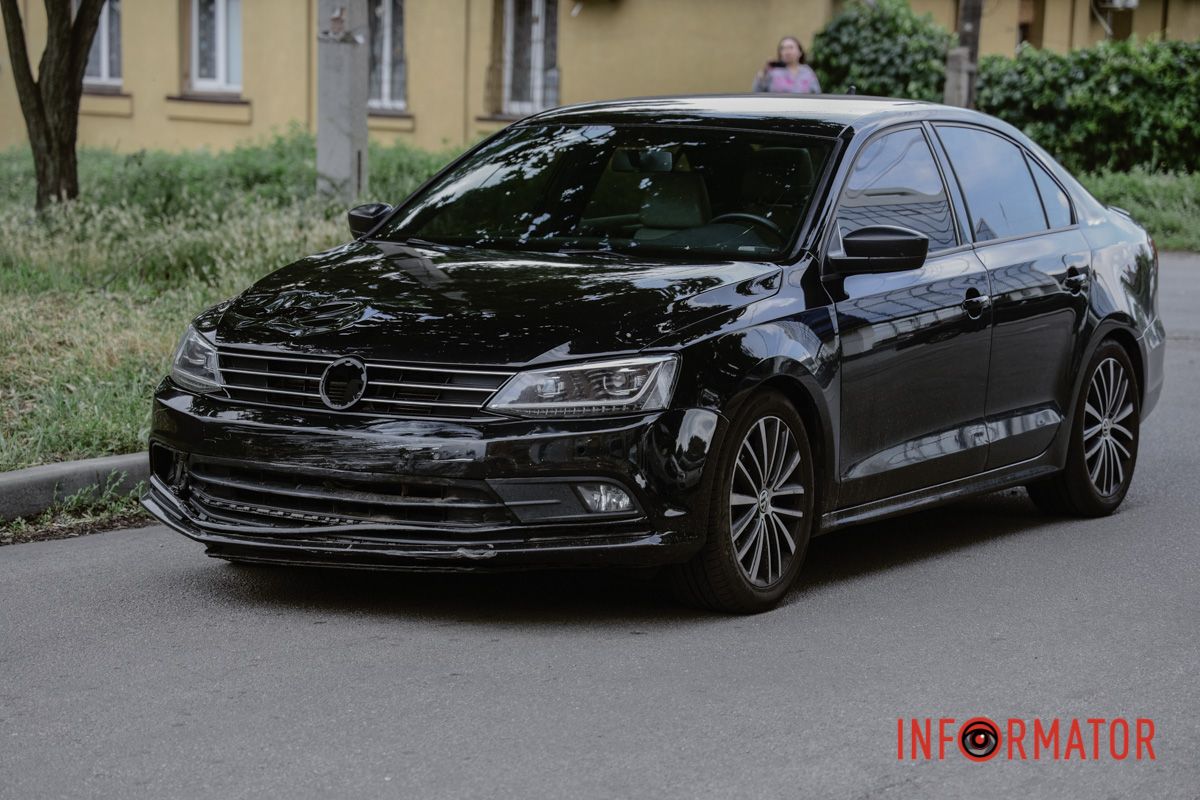 У Дніпрі на Січових Стрільців Volkswagen зіткнувся з мопедом: водія двоколісного госпіталізували 6