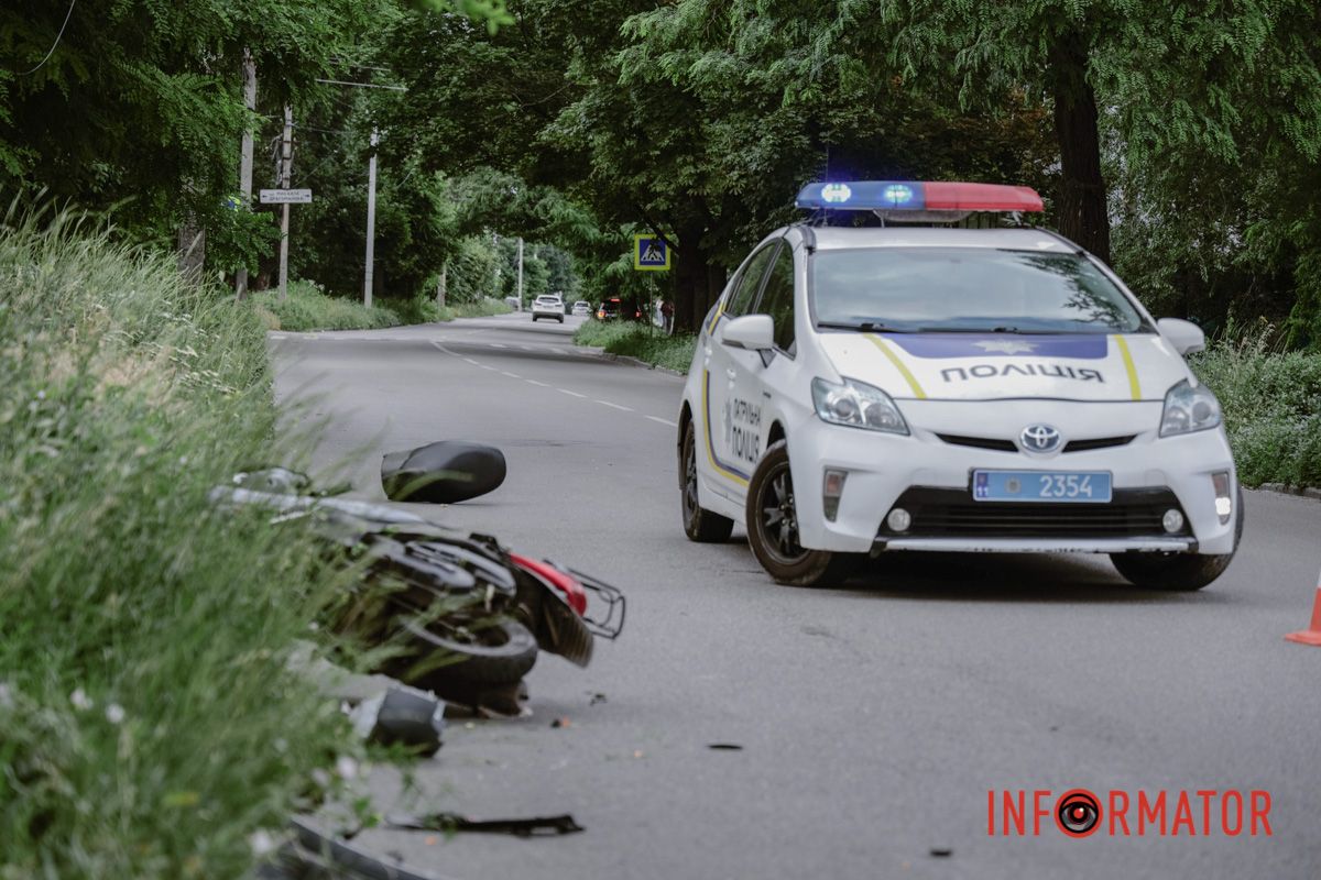 У Дніпрі на Січових Стрільців Volkswagen зіткнувся з мопедом: водія двоколісного госпіталізували 3