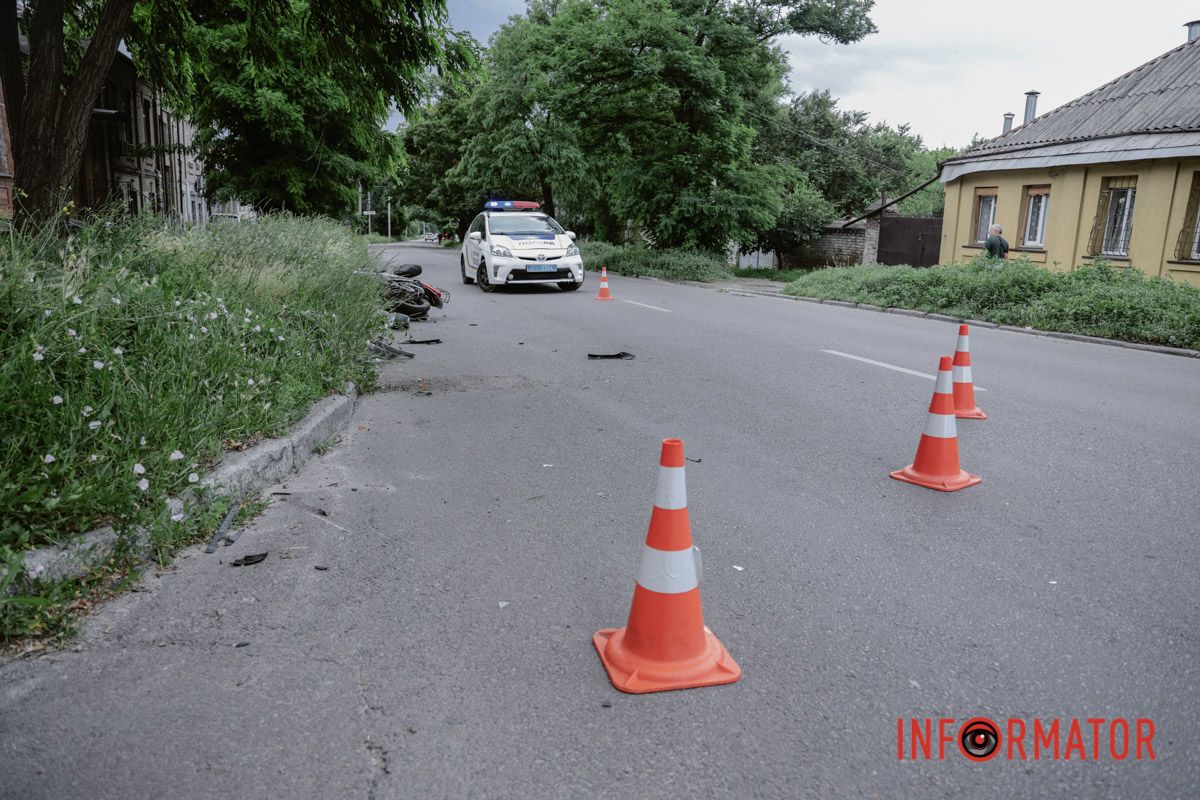 У Дніпрі на Січових Стрільців Volkswagen зіткнувся з мопедом: водія двоколісного госпіталізували 12