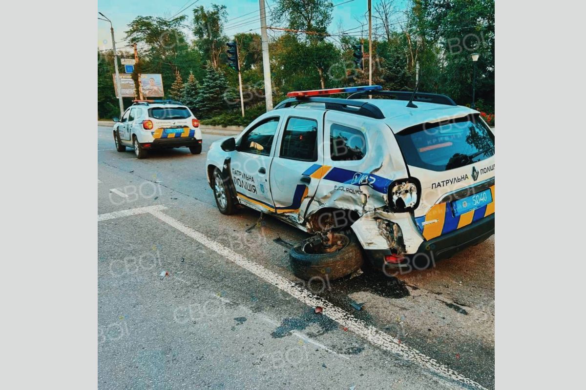 Аварія сталась за участі автомобіля патрульної поліції та компанії у нетверезому стані, серед них – підлітки Аварія сталась за участі автомобіля патрульної поліції та компанії у нетверезому стані, серед них – підлітки