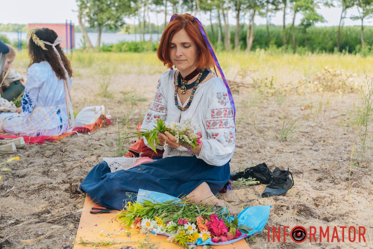 Дівчата плели традиційні купальські вінки
