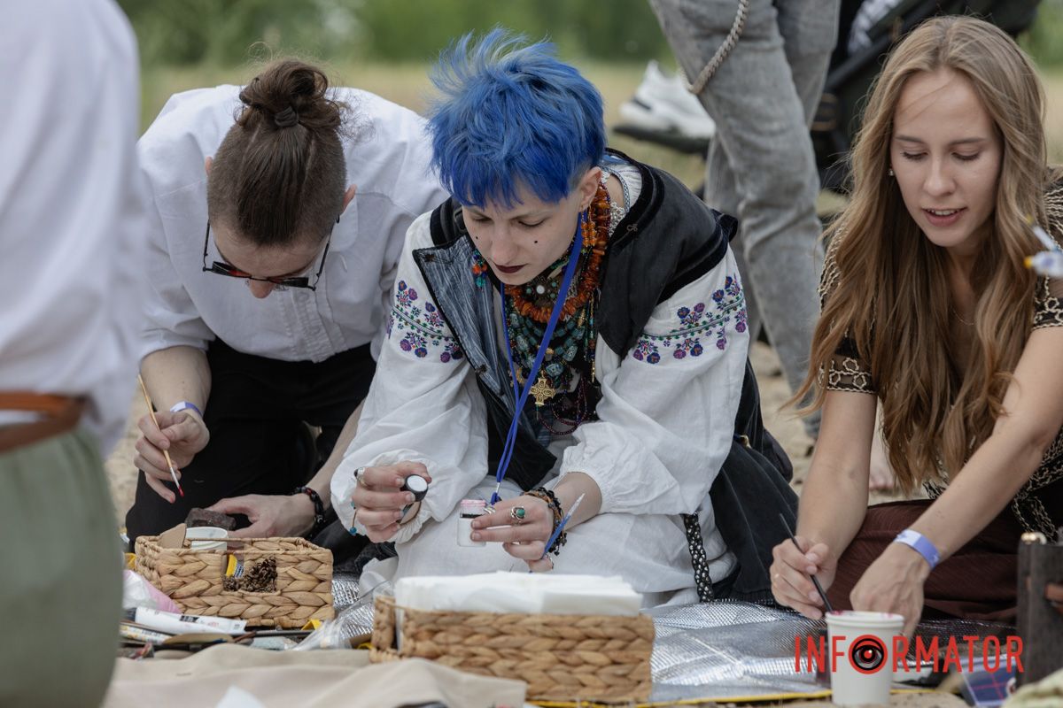 Символічне заняття, де дівчата власноруч малювали свій унікальний оберіг