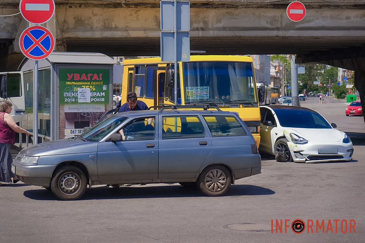 У Дніпрі біля «Мост-сіті» сталася ДТП: що відомо 8