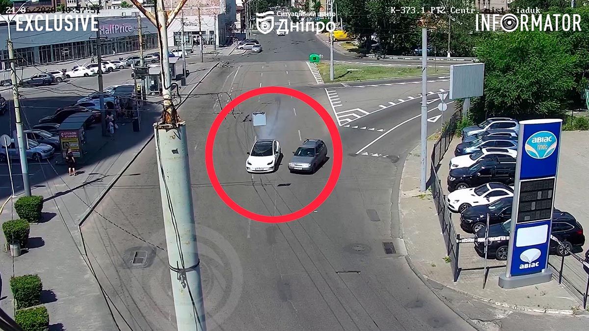 У Дніпрі біля “Мост-Сіті” Tesla уходив від зіткнення з Lada і в’їхав у маршрутку: відео моменту
