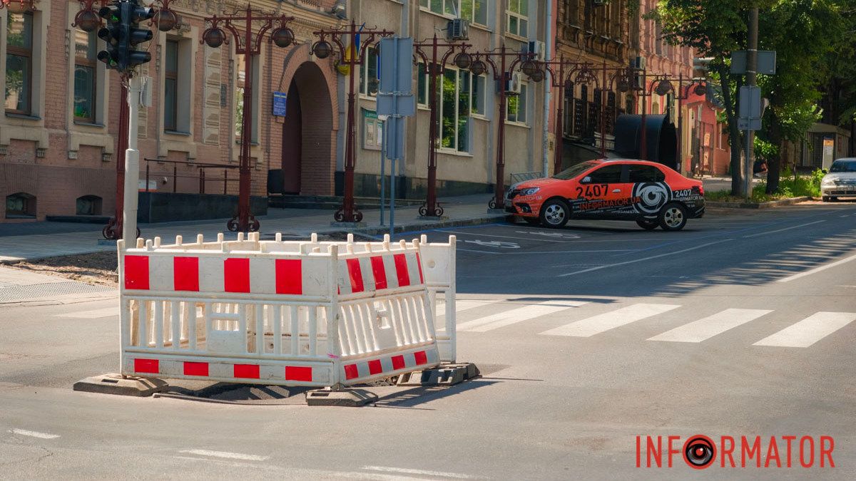 У Дніпрі на Воскресенській на старій "латці" утворилося провалля: западину огородили парканом