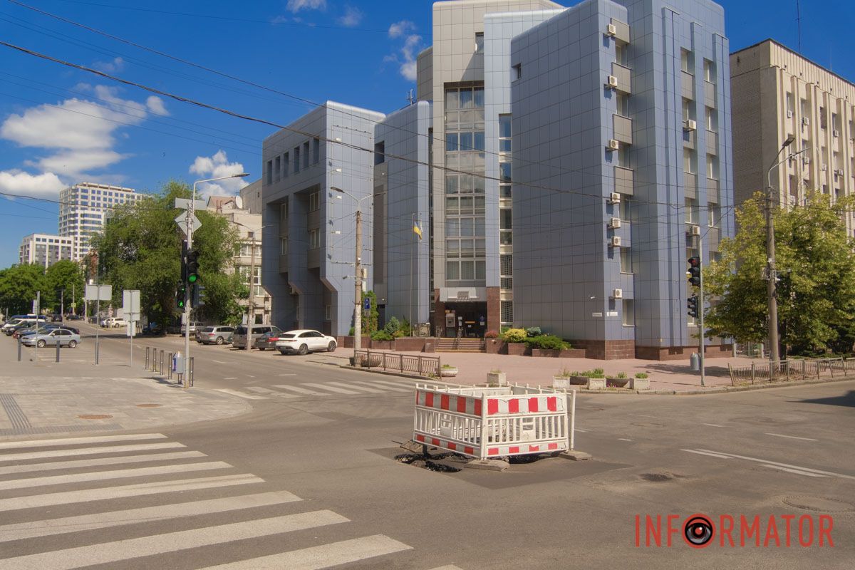 В центре Днепра появилась пропасть В центре Днепра появилась пропасть