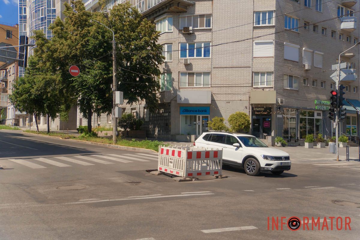 Автомобиль едет вблизи ямы в сторону проспекта Яворницкого. Автомобиль едет вблизи ямы в сторону проспекта Яворницкого.