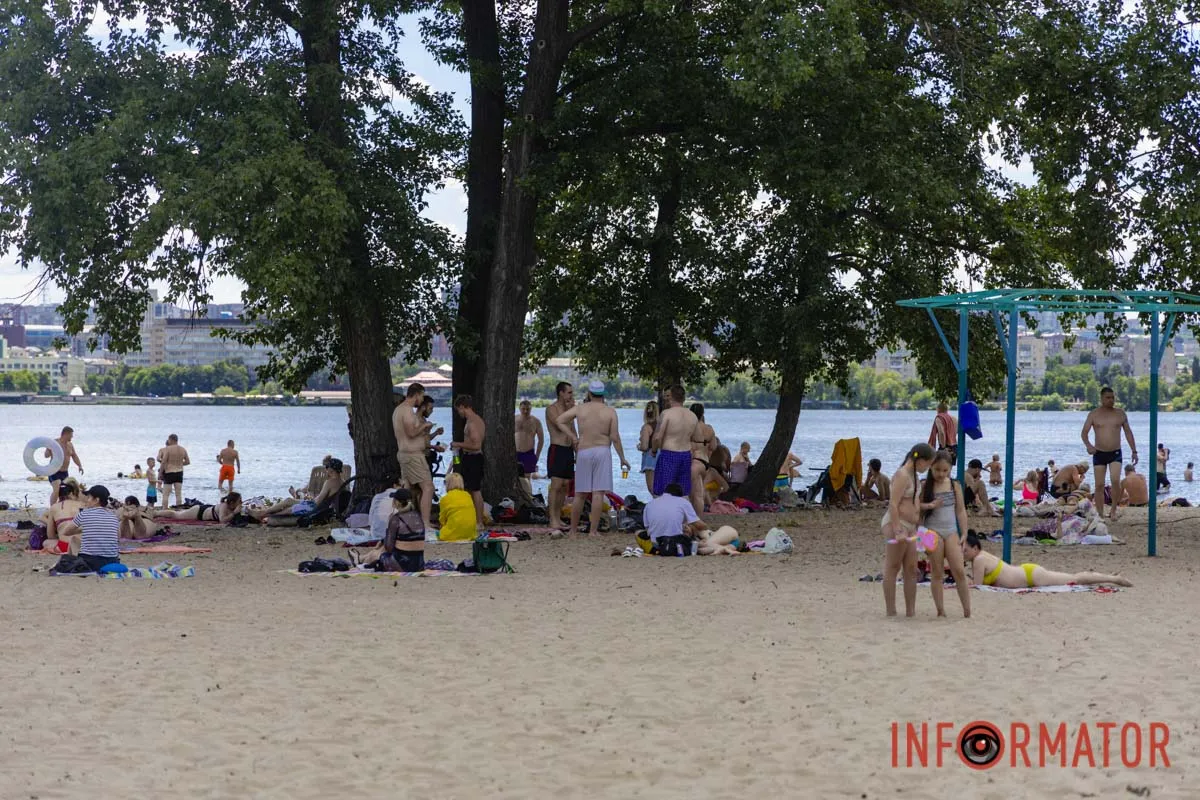 Летняя жара и сотни отдыхающих: происходящее на пляже в парке Сагайдак в Днепре 1