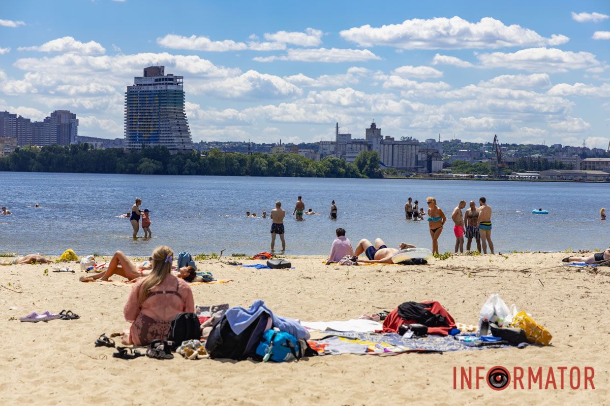 Летняя жара и сотни отдыхающих: происходящее на пляже в парке Сагайдак в Днепре 4