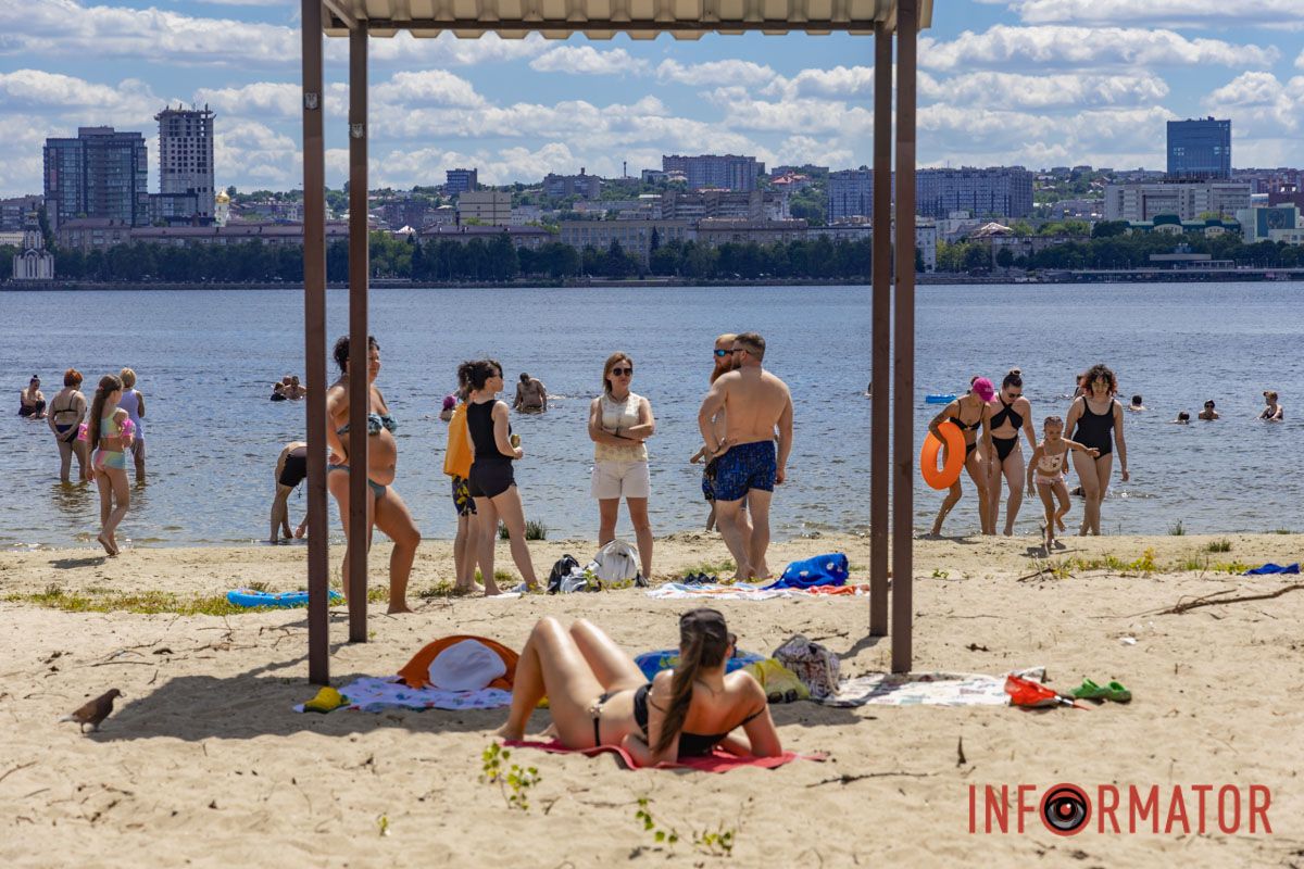 Летняя жара и сотни отдыхающих: происходящее на пляже в парке Сагайдак в Днепре 6