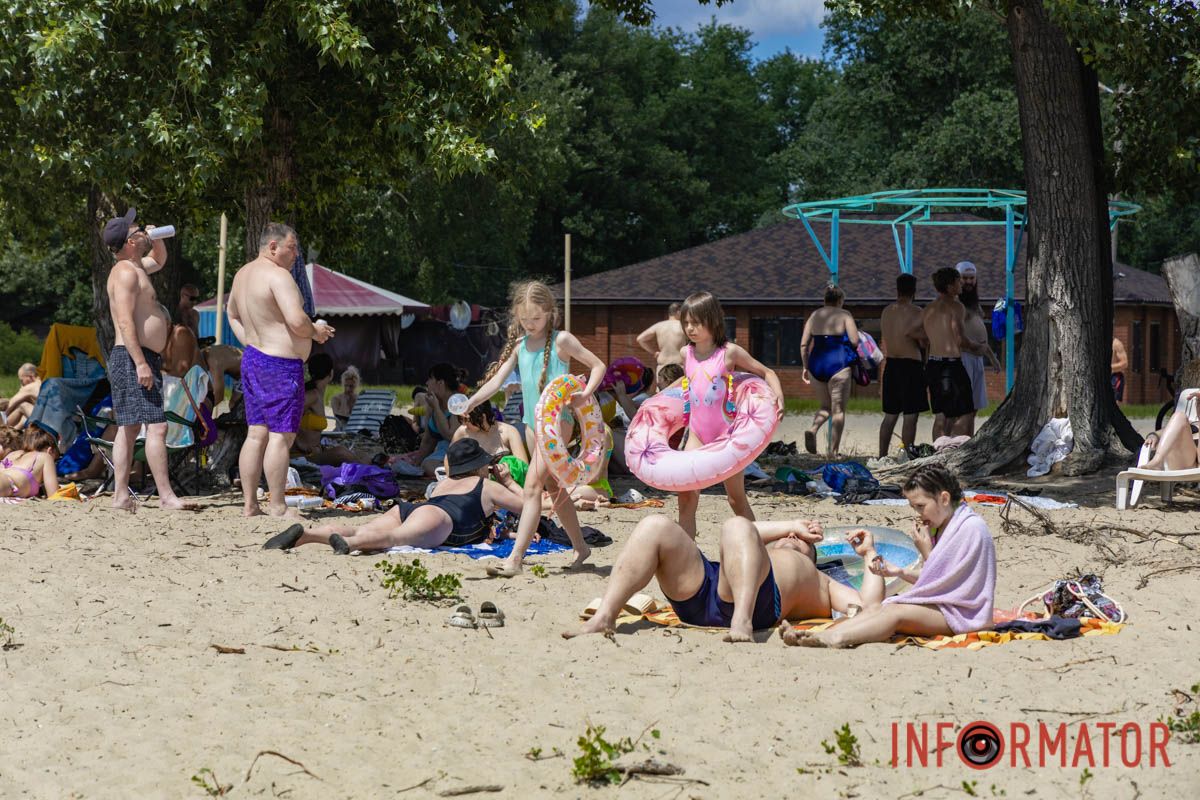 Летняя жара и сотни отдыхающих: происходящее на пляже в парке Сагайдак в Днепре 13
