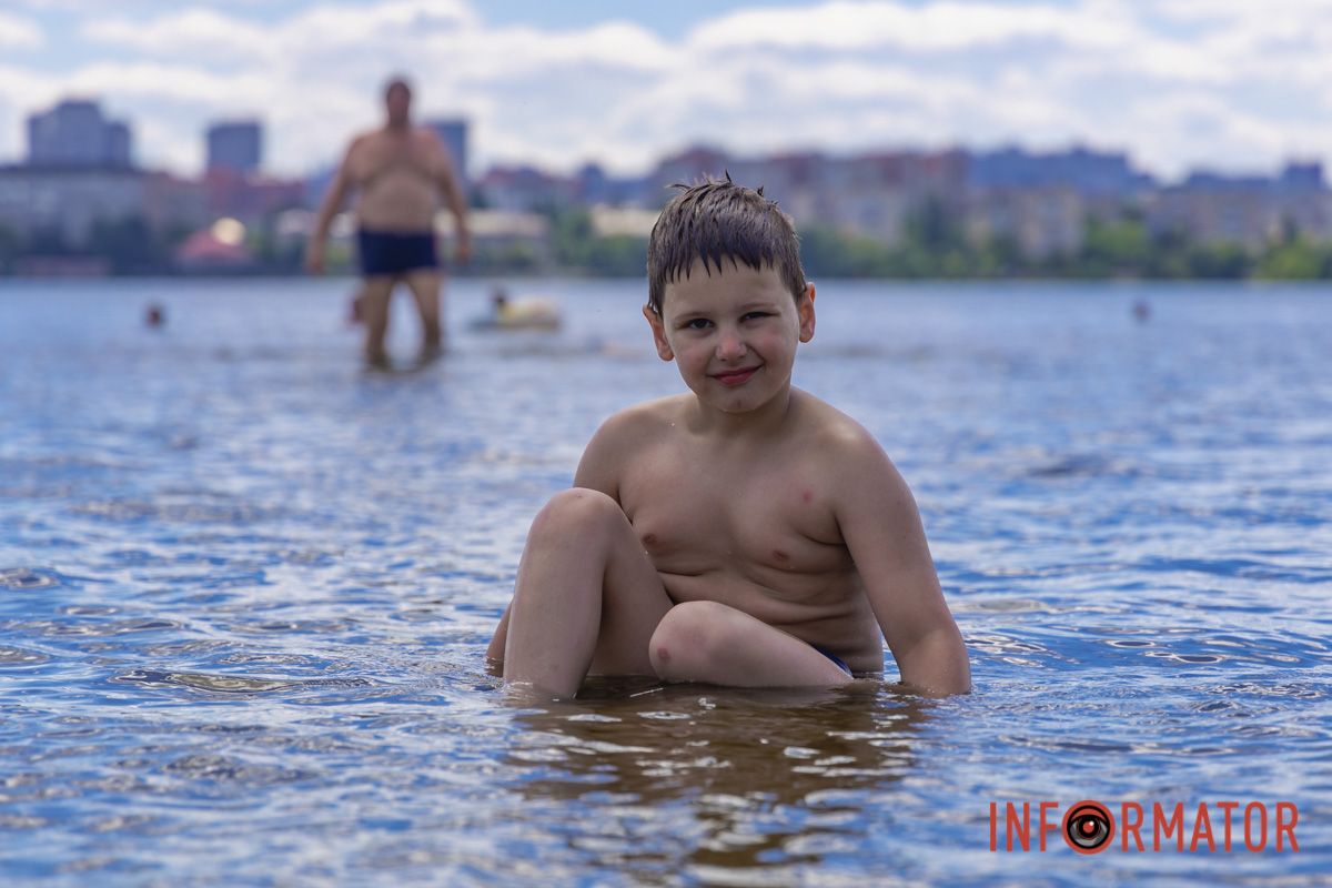 Летняя жара и сотни отдыхающих: происходящее на пляже в парке Сагайдак в Днепре 18