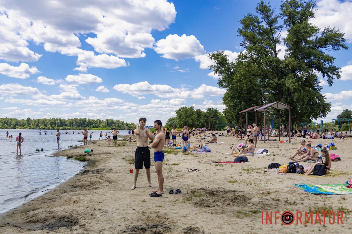 Летняя жара и сотни отдыхающих: происходящее на пляже в парке Сагайдак в Днепре 19