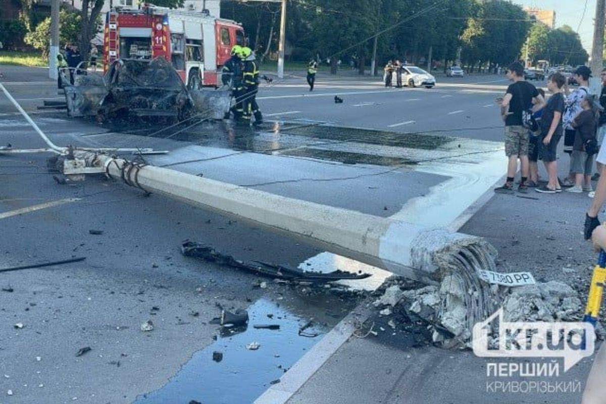 Столб упал на дорогу В Кривом Роге гонка на дороге закончилась масштабной автотростью с пожаром: за рулем Volkswagen мог быть 20-летний мажор 1