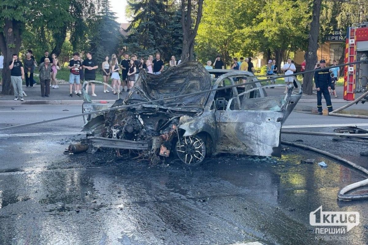 Автомобиль выгорел дотла после ДТП В Кривом Роге гонка на дороге закончилась масштабной автотростью с пожаром: за рулем Volkswagen мог быть 20-летний мажор 2
