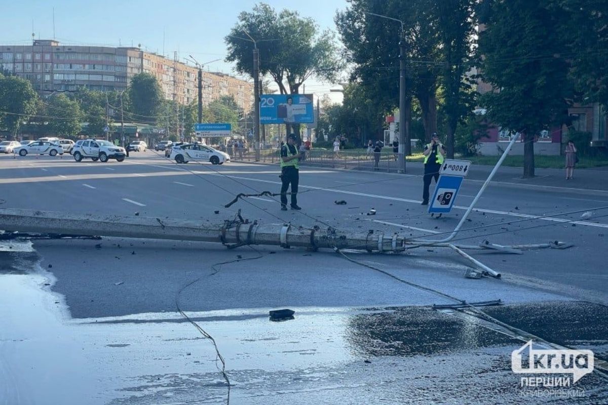 На месте работали чрезвычайные службы В Кривом Роге гонка на дороге закончилась масштабной автотростью с пожаром: за рулем Volkswagen мог быть 20-летний мажор 3
