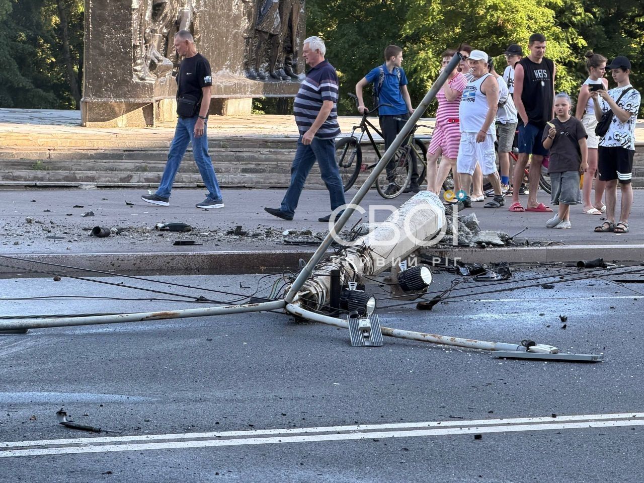 В аварии пострадали три человека В Кривом Роге гонка на дороге закончилась масштабной автотростью с пожаром: за рулем Volkswagen мог быть 20-летний мажор 6