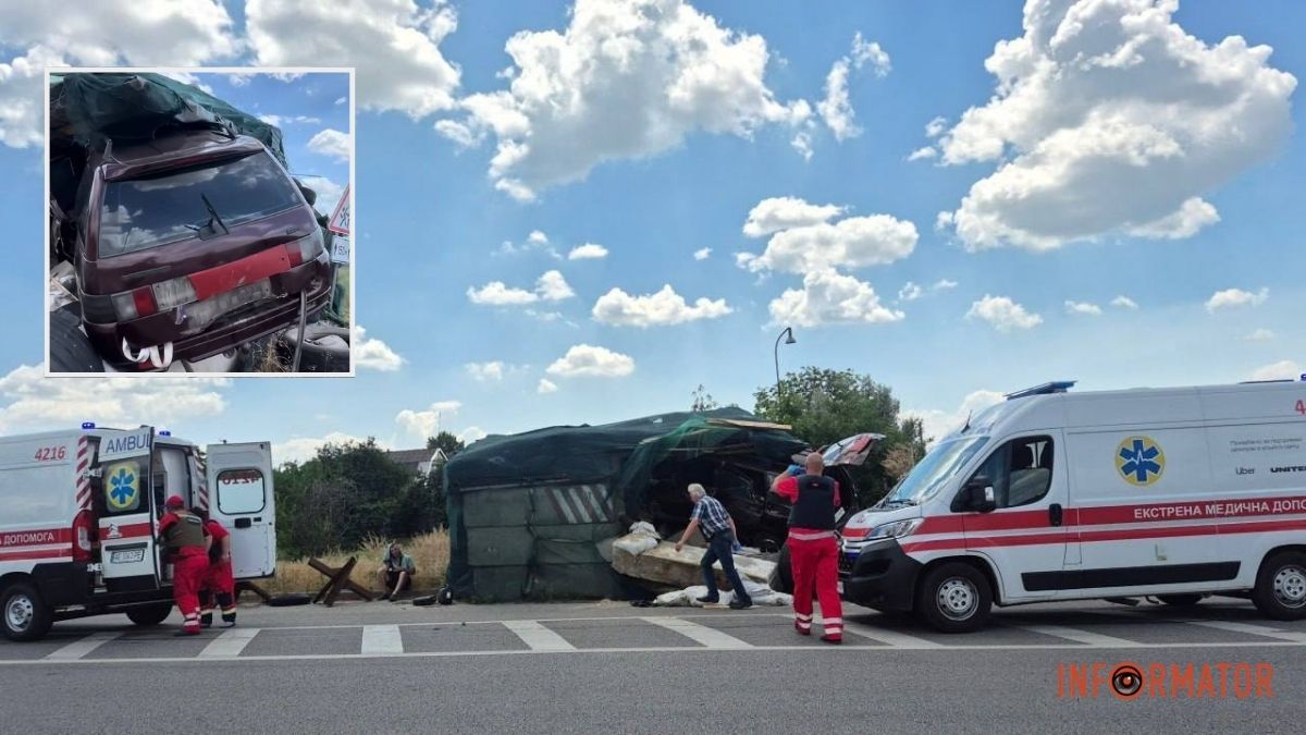 Заснув за кермом: у Дніпропетровській області авто врізалося в блокпост