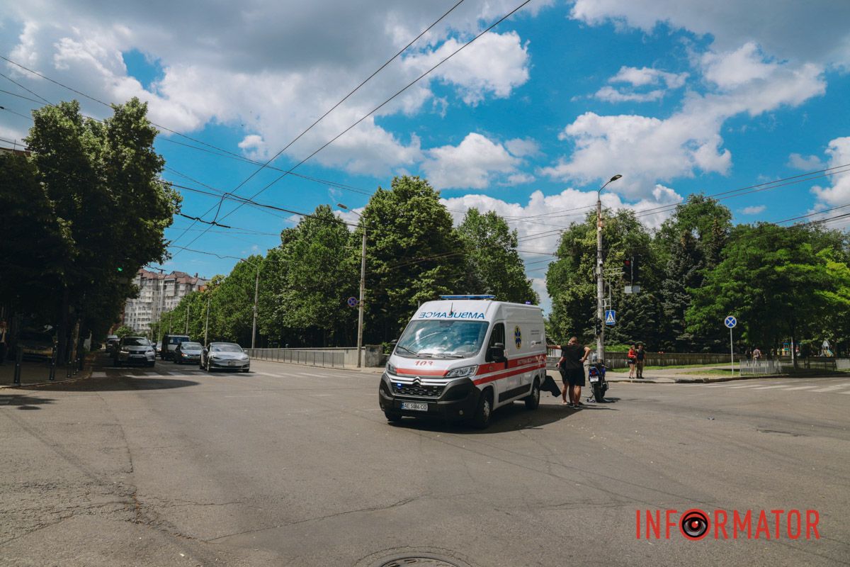В Днепре на Староказацкой не разминулись мотоциклист на Honda и "скорая" 15