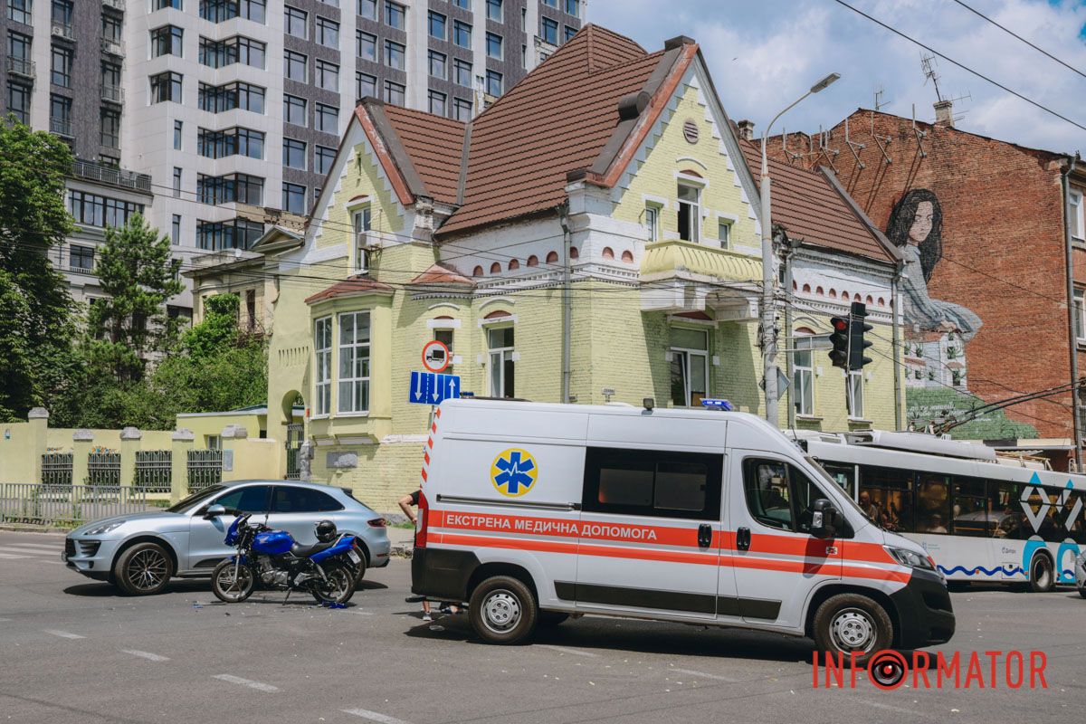 В Днепре на Старокозацкой не разминулись мотоциклист на Honda и скорая 18