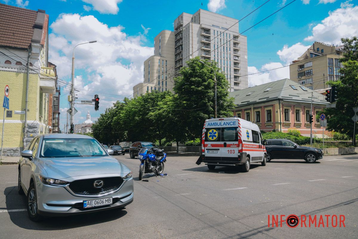 В Днепре на Староказацкой не разминулись мотоциклист на Honda и "скорая" 16