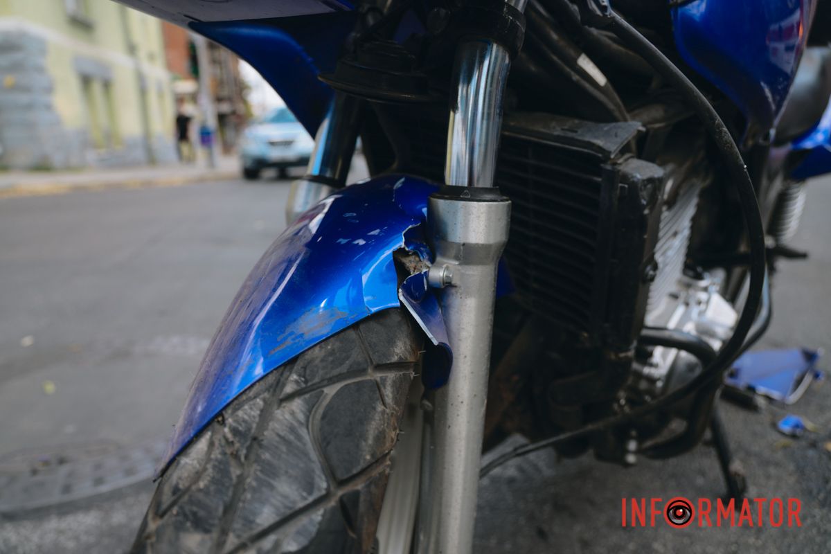 В Днепре на Старокозацкой не разминулись мотоциклист на Honda и скорая