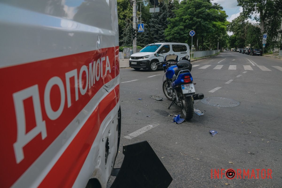 В Днепре на Старокозацкой не разминулись мотоциклист на Honda и скорая 7