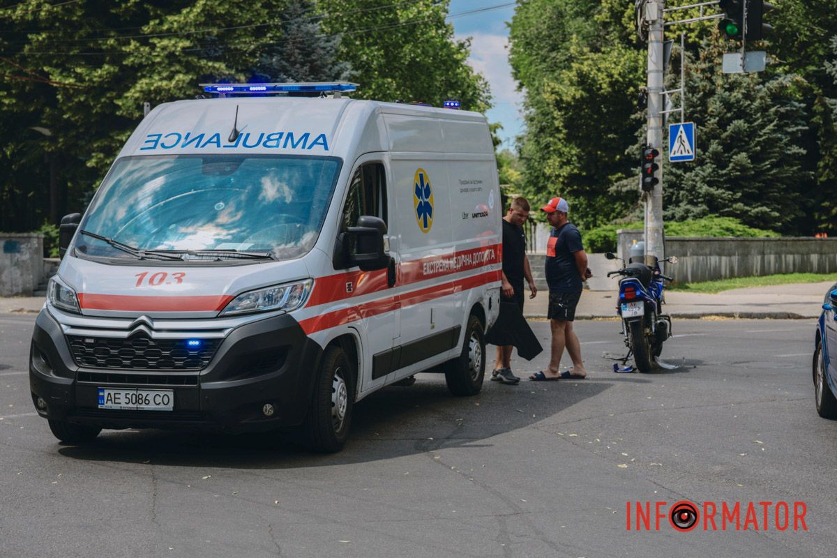 В Днепре на Старокозацкой не разминулись мотоциклист на Honda и скорая 9