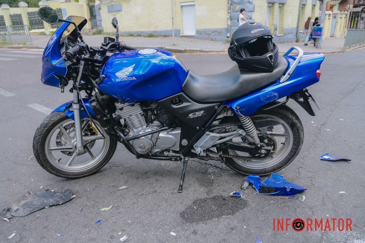 В Днепре на Старокозацкой не разминулись мотоциклист на Honda и скорая 8