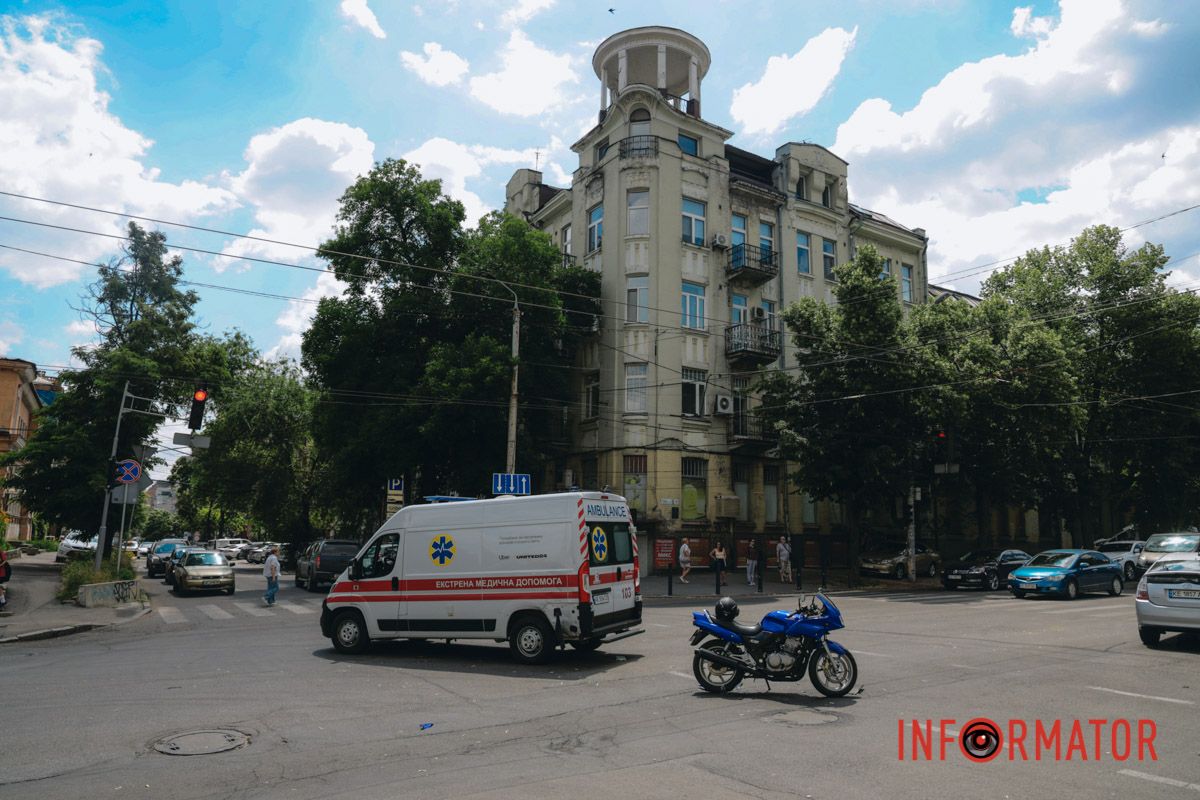 В Днепре на Старокозацкой не разминулись мотоциклист на Honda и скорая 14