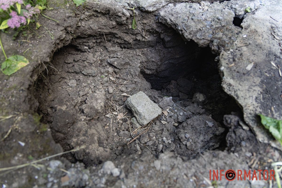 За їхніми словами, труба давно прогнила, через що утворюються провалля та просідає ґрунт «Чекають, поки прилетить "Шахед"»: мешканці вулиці Магомаєва у Дніпрі б'ють на сполох через проблему аварійної каналізації, яку ігнорують вже 3 роки 5