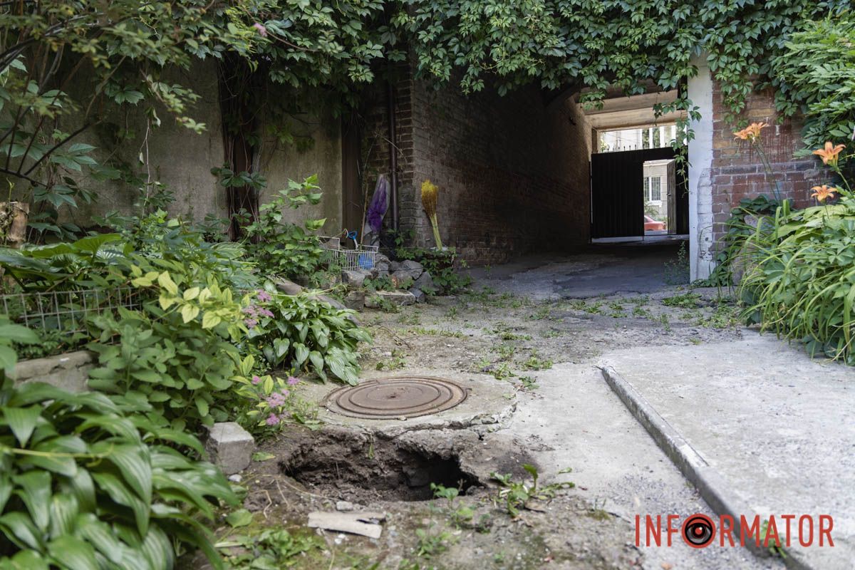 Мешканцям довелося власними силами засипати його, щоб мати можливість виходити з двору «Чекають, поки прилетить "Шахед"»: мешканці вулиці Магомаєва у Дніпрі б'ють на сполох через проблему аварійної каналізації, яку ігнорують вже 3 роки 9