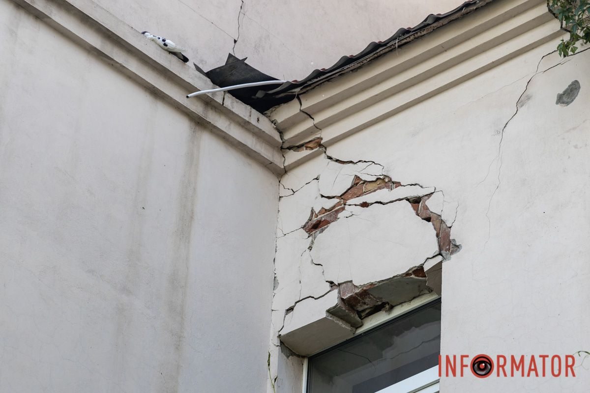 Тріщини пішли по будинку «Чекають, поки прилетить "Шахед"»: мешканці вулиці Магомаєва у Дніпрі б'ють на сполох через проблему аварійної каналізації, яку ігнорують вже 3 роки 19