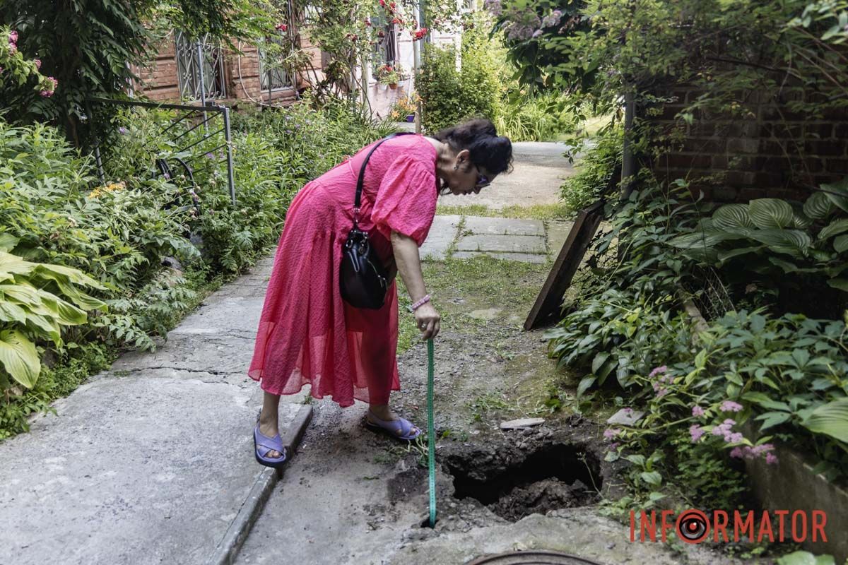Провалля стає все більше «Чекають, поки прилетить "Шахед"»: мешканці вулиці Магомаєва у Дніпрі б'ють на сполох через проблему аварійної каналізації, яку ігнорують вже 3 роки 20