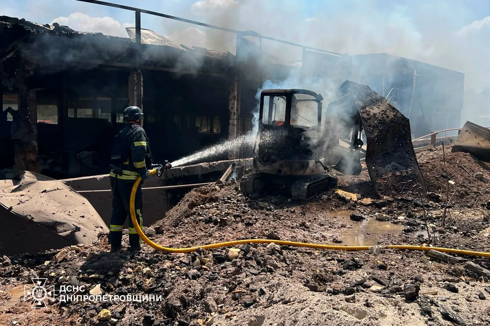 Рятувальники ліквідували вогонь Рятувальники ліквідували вогонь