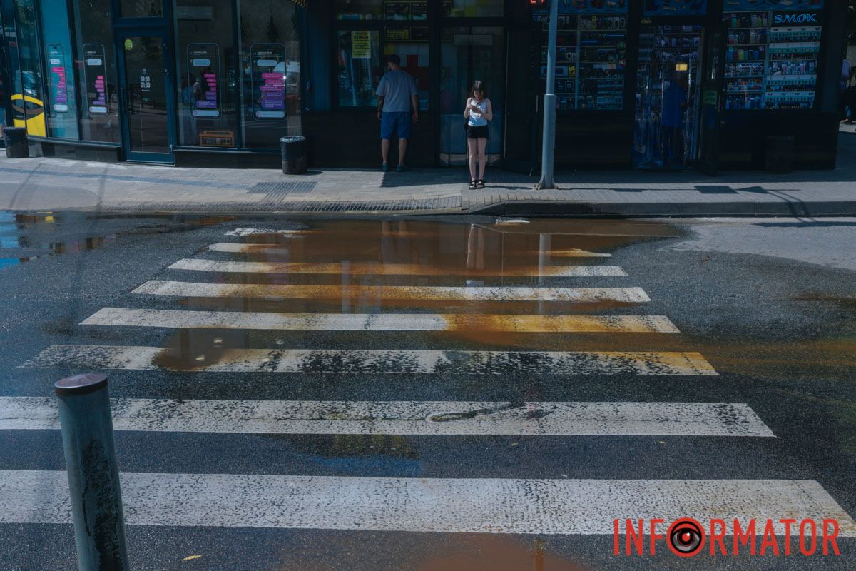 У Дніпрі вулицю Зразкову залило коричневою водою: що сталось 1