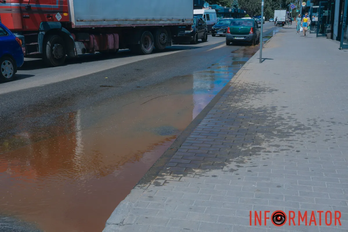 У Дніпрі вулицю Зразкову залило коричневою водою: що сталось 4