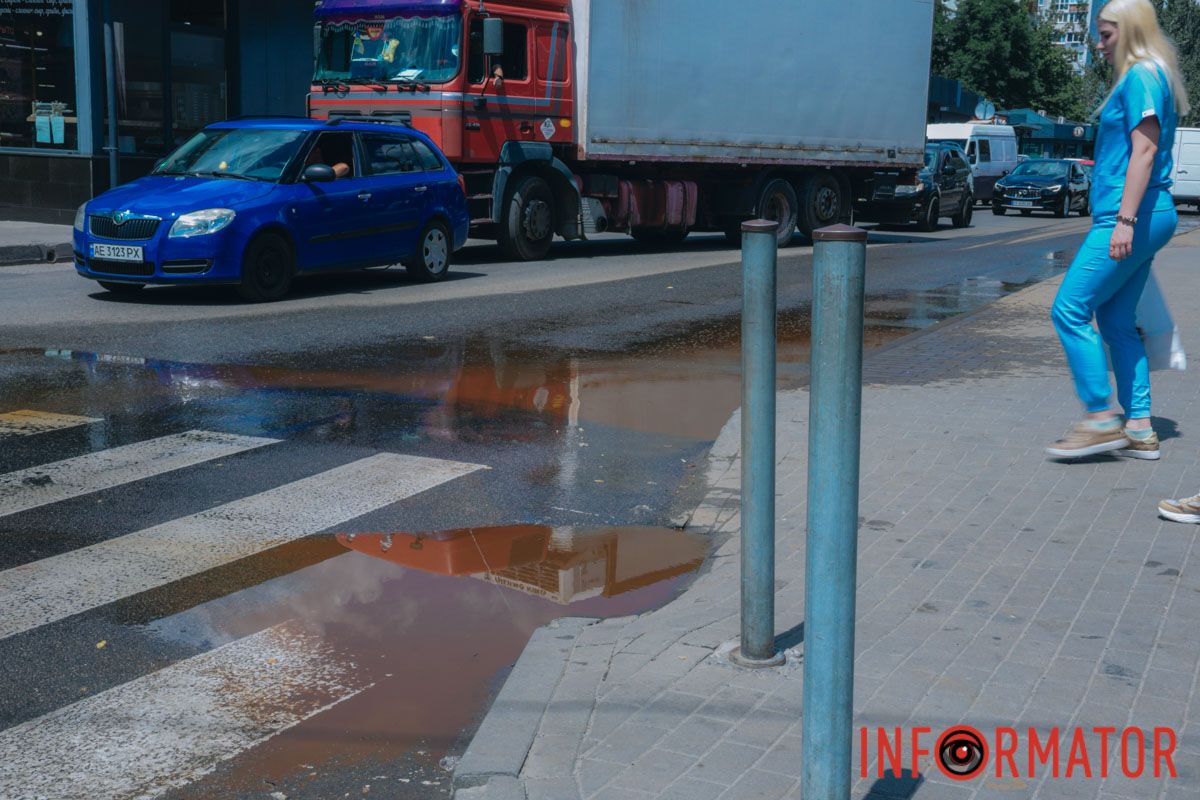 У Дніпрі вулицю Зразкову залило коричневою водою: що сталось 3