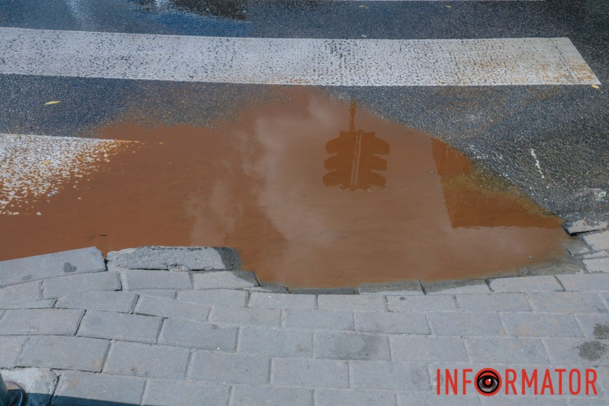 У Дніпрі вулицю Зразкову залило коричневою водою: що сталось 5